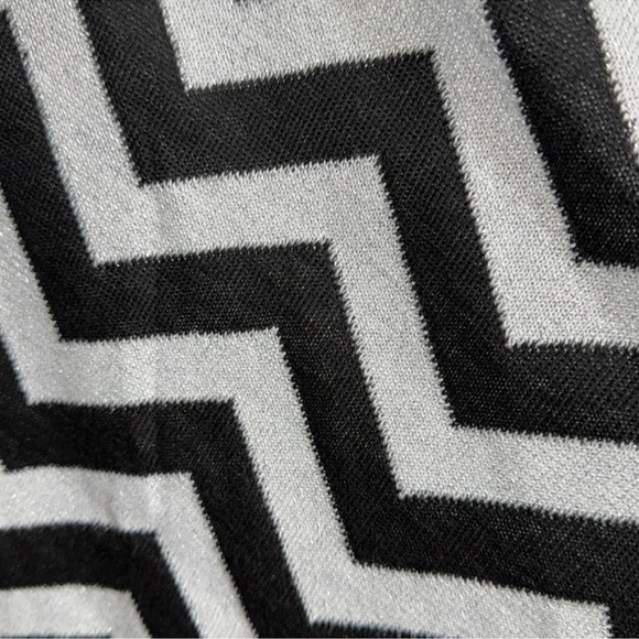 Black and White Chevron 3 ways to wear  Shaw metallic new one size fits all - Picture 5 of 7